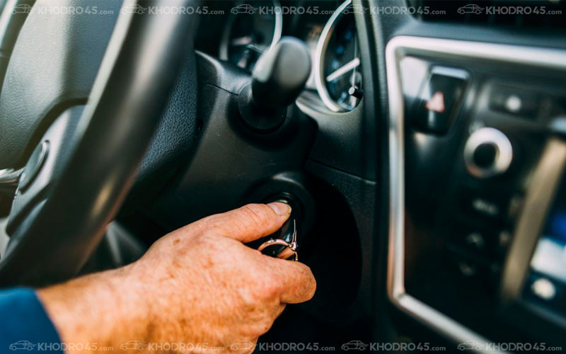 ماشین در مسیر رانندگی که به طور غیر منتظره خاموش می شود